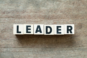 Obraz premium Letter block in word leader on wood background