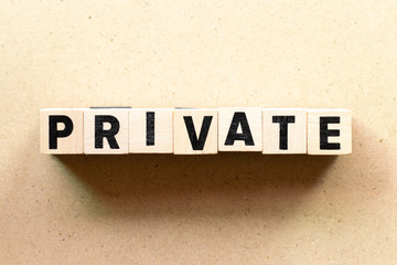 Obraz premium Letter block in word private on wood background
