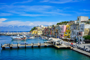 Fototapeta na wymiar Insel Procida - bunte Hafenansicht - Italien