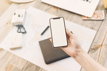 Obraz premium A person showing blank screen display on smartphone