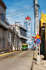 Obraz premium Kuba, Sancti Spiritus; Straßen und Gassen in der Altstadt, mit Blick auf Iglesia Parroquial Mayor.