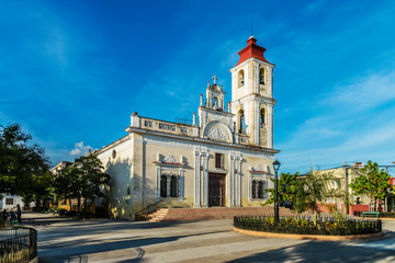 Kuba, Sancti Spiritus;  Die Kirche  " Iglesia de Nuestra Senora de la Caridad " , am Park Maceo.