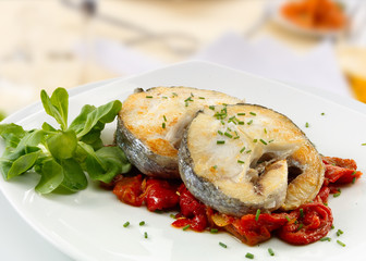 Merluza rebozada con pimientos rojos. Breaded hake with red peppers.