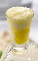 cocktail de limón con vodka. lemon cocktail with vodka