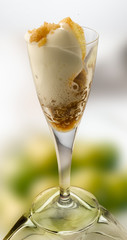 cocktail dulce de caramelo con ron. sweet caramel cocktail with rum.