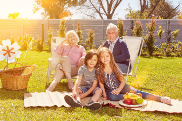 Großeltern und Enkel als Familie beim Picknick