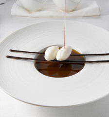 Helado con baño de chocolate. Ice cream with chocolate bath.