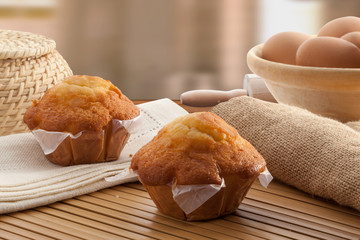magdalena sobre base de madera. cupcake on wooden base.