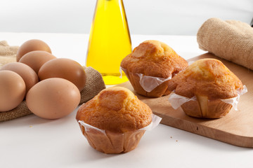magdalenas, huevos y aceite. muffins, eggs and oil.