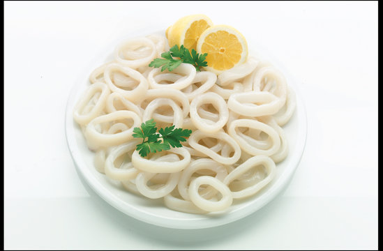 anillas de calamar crudo con lim&oacute;n y perejil .  Raw squid rings with lemon and parsley.