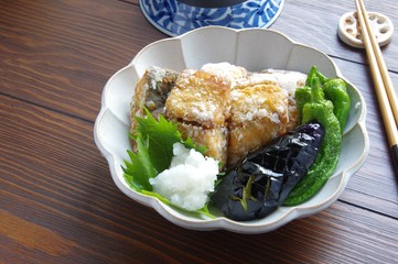 鯖の竜田揚げ　茄子とシシトウの素揚げ　家庭料理