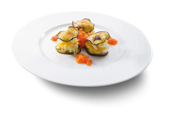 tapas y aperitivos, berenjenas con diferentes quesos, vista cenital sobre fondo blanco. tapas and appetizers, aubergines with different cheeses, overhead view on a white background.