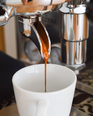 Espresso brühen mit einer Siebträgermaschine