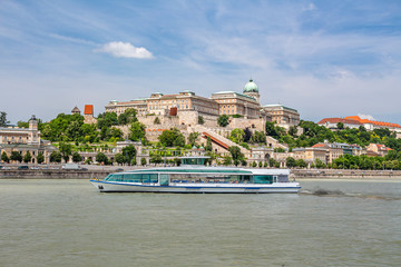 Rzeka Dunaj i zamek w Budapeszcie. Statek wycieczkowy na Dunaju.
