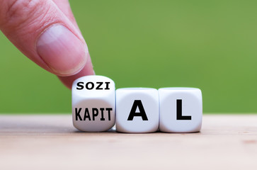 Hand dreht einen Würfel und ändert das Wort 