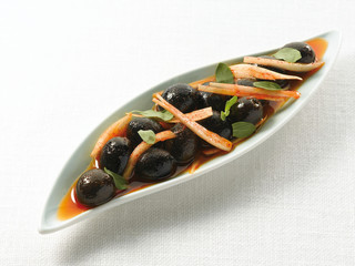 Aperitivo, olivas  negras con cebolla sobre fondo blanco. Appetizer, black olives with onion on white background.