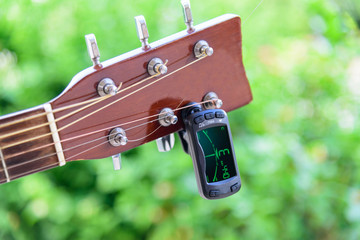 Use guitar tuners tool / tuning guitar strings notes