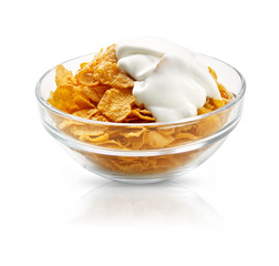Cereales con yogurt en bol sobre fondo blanco. Cereals with yogurt in bowl on white background.