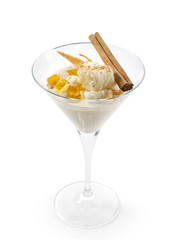 Helado de nata con  canela sobre copa. Cream ice cream with cinnamon on a cup.