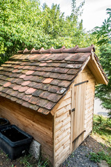 Naklejka premium Altes Dach eines Gartenhauses