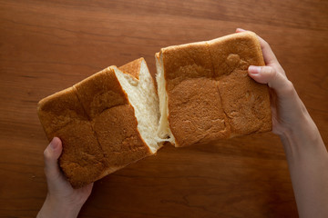 食パンを割る様子 女性手元