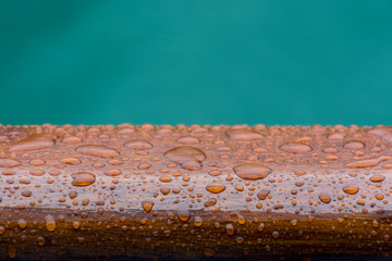 Regentropfen auf der Reling