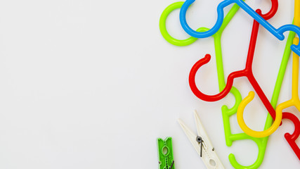 Flat-lay clothes hangers with clothespins