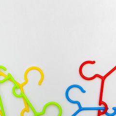 Obraz premium Flat-lay colorful clothes hangers