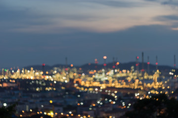 Obraz premium Blurred image of refinery in night