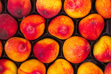 Nahaufnahme von Nektarinen auf dem Markt