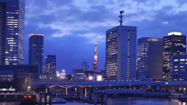 夕暮れ時の東京の海