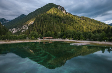 Fototapeta na wymiar Splendido lago alpino nel parco del Tricorno in Slovenia