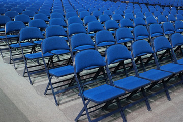 Naklejka premium Many blue chairs stand in a row before the event