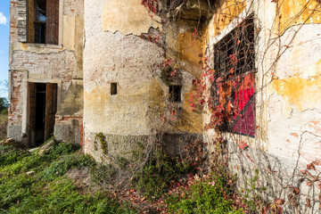 Fototapeta na wymiar Urban exploration / Abandoned villa