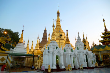 Naklejka premium Shwedegon Pagode