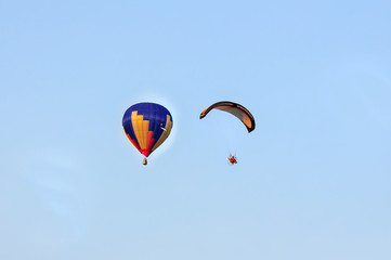 Fototapeta na wymiar Paragliding in the sky