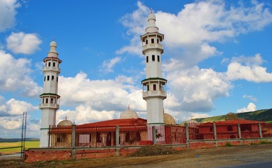 Mosquée, minarets sur fond de ciel de printemps