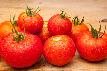 Foto de conjunto de tomates maduros, tomates sanos, saludables de buen sabor, preparados para comer, se pueden comer crudos o cocinados en salsas, mermeladas, sopas, sofritos, se pueden rellenar, se p