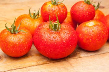 Foto de conjunto de tomates maduros, tomates sanos, saludables de buen sabor, preparados para comer, se pueden comer crudos o cocinados en salsas, mermeladas, sopas, sofritos, se pueden rellenar, se p