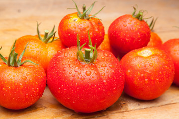 Foto de conjunto de tomates maduros, tomates sanos, saludables de buen sabor, preparados para comer, se pueden comer crudos o cocinados en salsas, mermeladas, sopas, sofritos, se pueden rellenar, se p