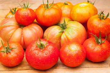 Foto de conjunto de tomates maduros, tomates sanos, saludables de buen sabor, preparados para...