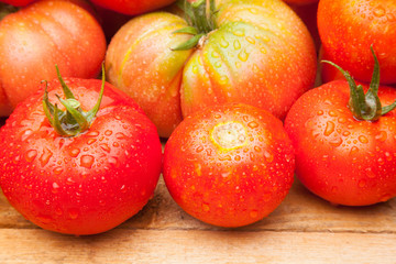 Foto de conjunto de tomates maduros, tomates sanos, saludables de buen sabor, preparados para...