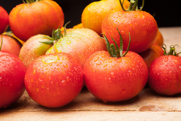 Foto de conjunto de tomates maduros, tomates sanos, saludables de buen sabor, preparados para...