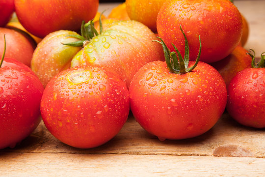 Foto de conjunto de tomates maduros, tomates sanos, saludables de buen sabor, preparados para comer, se pueden comer crudos o cocinados en salsas, mermeladas, sopas, sofritos, se pueden rellenar, se p