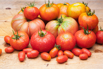 Foto de conjunto de tomates maduros, tomates sanos, saludables de buen sabor, preparados para...