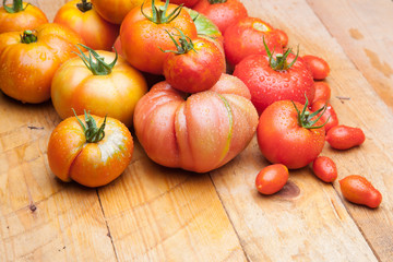 Tomates maduros y tomates cherry juntos en la misma foto. Foto de conjunto de tomates saludables y...