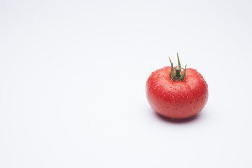 Tomates rojos y maduros, tomates ecológicos, fruta que se puede comer cruda en ensaladas, se puede cocinar y hacer salsas, mermeladas, zumos, sopas; se puede comer