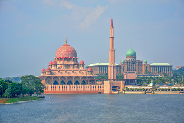 Fototapeta na wymiar Putra Mosque in Putrajaya,Malaysia