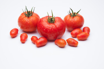 Tomates maduros y tomates cherry juntos en la misma foto. Foto de conjunto de tomates saludables y sanos, hay tomates grandes y tomates cherry