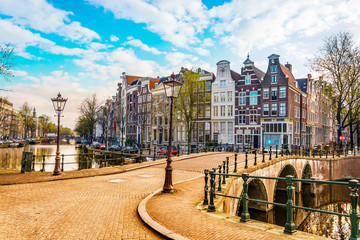Traditionelle holländische alte Häuser und Brücken auf Kanälen in Amsterdam, die Niederlande